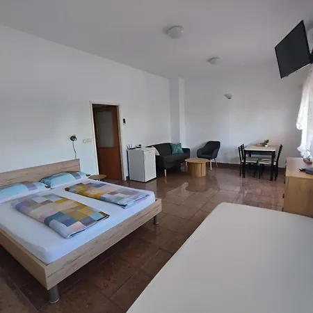 Πανσιόν & Linda & Mario 3*