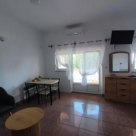 Πανσιόν & Linda & Mario