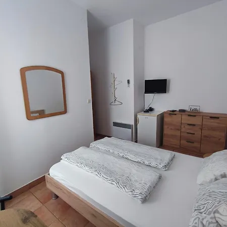 & Linda & Mario Pensión